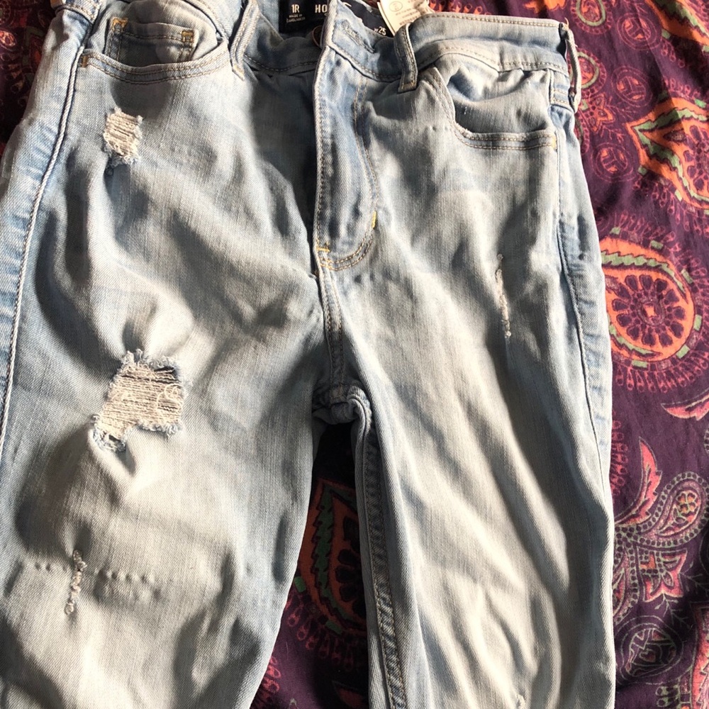 HOLLISTER HIGH WAISTED JEANS